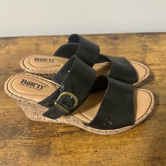 Born Woman's Black Leather Wedge Sandal EUC Size 9 - Picture 2 of 8